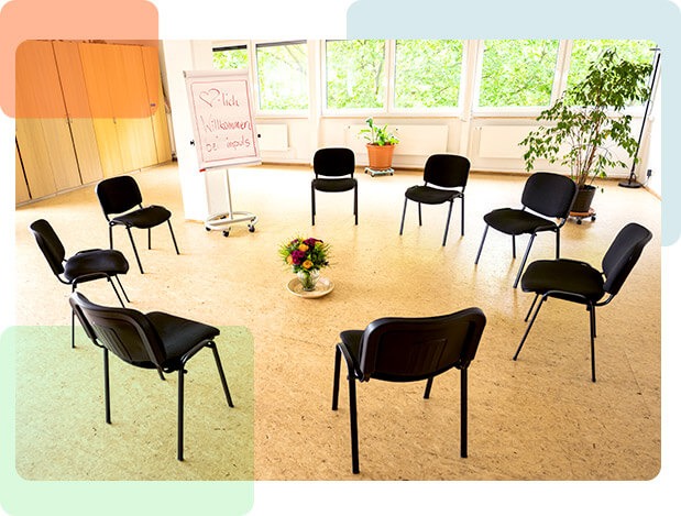 Stühle im Kreis in hellem Seminarraum Fortbildung Hamburg